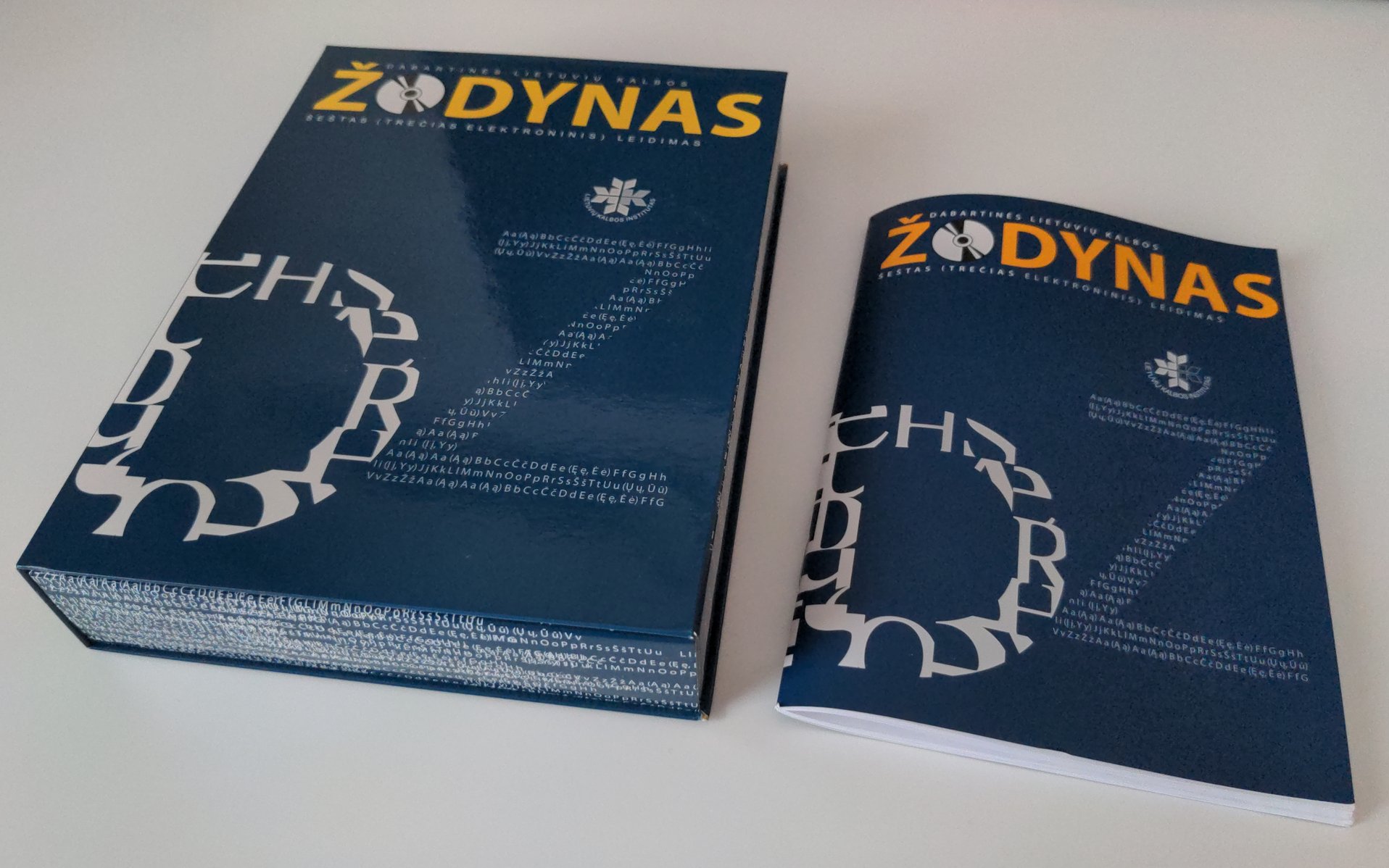 Dėžutė su instrukcine knygute.